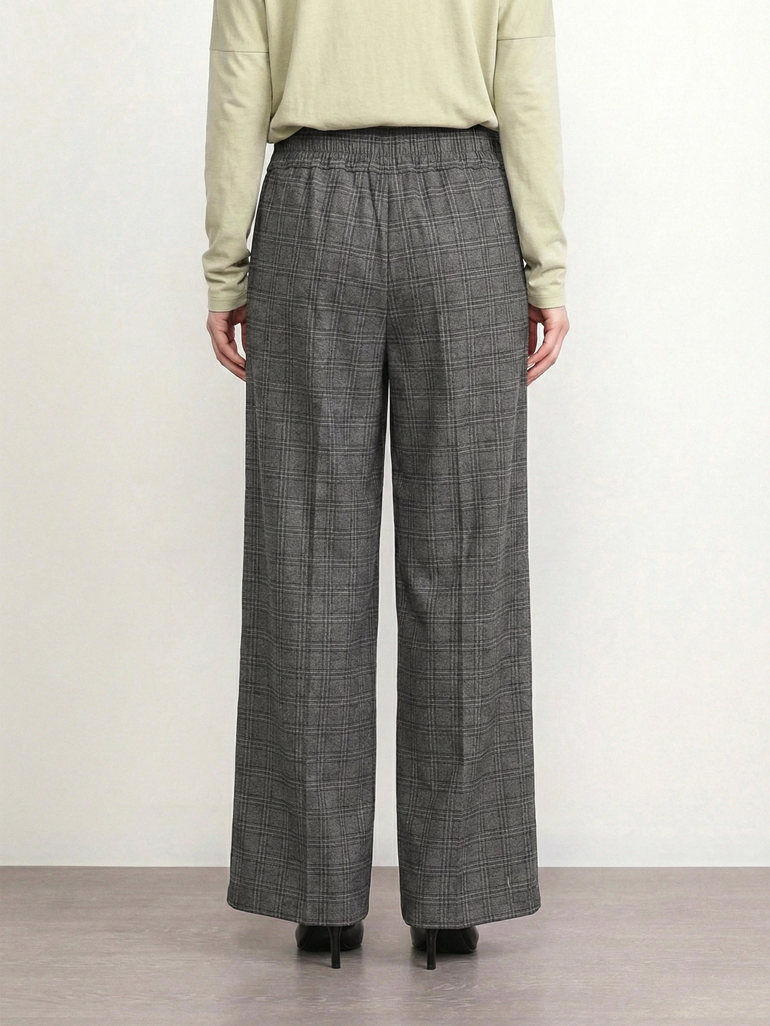 Брюки темно-серого цвета в клетку 